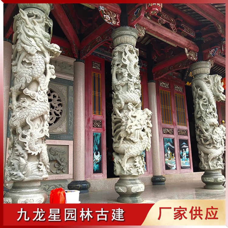 寺院大殿門(mén)口盤(pán)龍廊柱