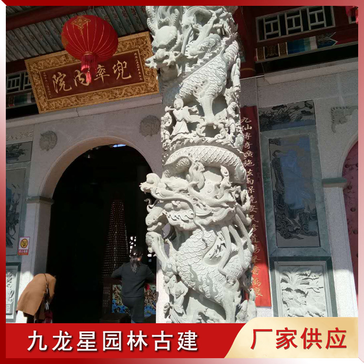 寺院大殿門(mén)口盤(pán)龍廊柱