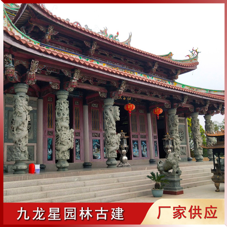 寺院大殿門(mén)口盤(pán)龍廊柱