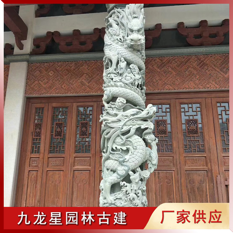 寺院大殿門(mén)口盤(pán)龍廊柱